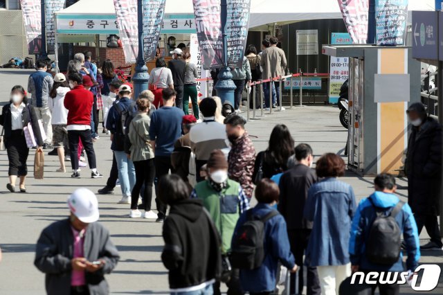 25일 오전 서울역 광장에 마련된 임시 선별검사소를 찾은 시민들이 검사를 받기 위해 길게 줄지어 서 있다. 2021.4.25/뉴스1 © News1