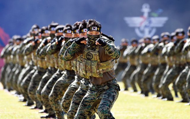 2020년 9월 25일
경기 이천시
육군특수전사령부에서 열린 국군의 날 기념식에서 특공무술 시범을 보이는 특전사
대원들. 청와대사진기자단