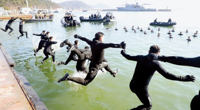 2020년 1월 15일 경남 창원시 진해만에서 해군 해난구조전대(SSU) 대원들이 혹한기 훈련을 위해 바다로 뛰어들고 있다. 박영철 기자 skyblue@donga.com
