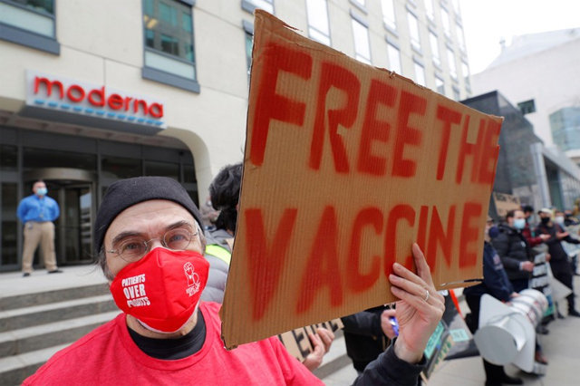 미국 의료시민단체 회원들이 ‘백신 특허를 풀라’고 적힌 플래카드를 들고 제약회사 건물 앞에서 시위를 벌이고 있다. 사진 출처 네이처