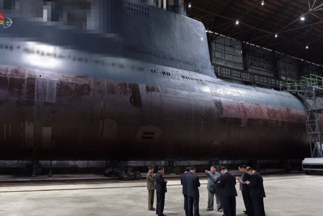 김정은 북한 국무위원장이 2019년 7월 새로 건조한 디젤 추진 방식의 잠수함발사탄도미사일(SLBM) 탑재 잠수함을 시찰하고 있다. 군 당국은 진수식만 앞둔 이 잠수함이 SLBM 3기까지 탑재할 수 있을 것으로 보고 있다. 조선중앙TV 화면 캡쳐