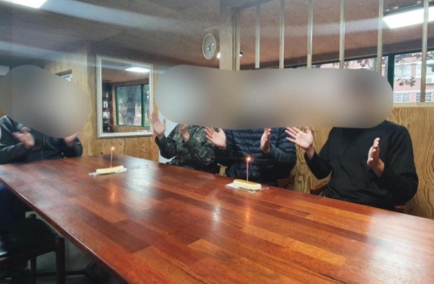 4명의 병사들이 작은 빵 두 개로 생일 축하를 대신하고 있다. (페이스북 페이지 갈무리) © 뉴스1