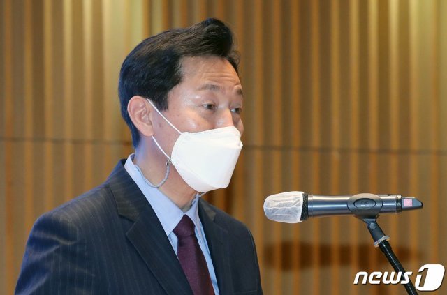 오세훈 서울시장이 23일 오후 서울 중구 서울시청 다목적홀에서 열린 서울시 행정 1·2 부시장 이임식에서 격려사를 하고 있다. 2021.4.23/뉴스1 © News1