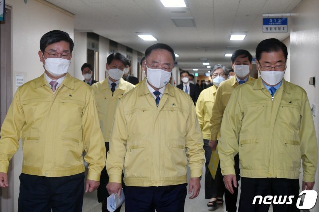 홍남기 국무총리 직무대행이 26일 백신 수급 및 접종 관련 계획 대국민 담화발표를 위해 서울 세종대로 정부서울청사 브리핑장으로 향하고 있다. 2021.4.26/뉴스1 © News1