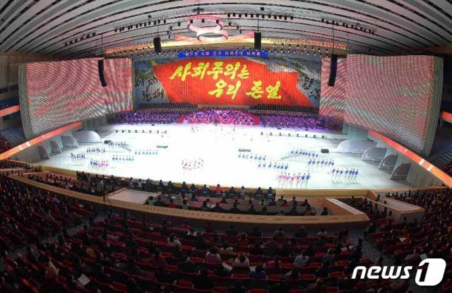 북한 제8차 당 대회 경축 대공연 ‘당을 노래하노라’ 공연 모습. (평양 노동신문=뉴스1)