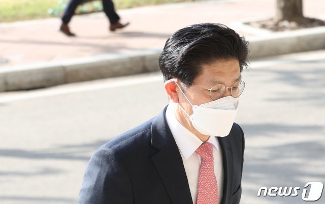 노형욱 국토교통부 장관 후보자가 26일 오전 경기 과천시 정부과천청사 서울지방국토관리청에 마련된 청문회 준비 사무실로 출근하고 있다. 2021.4.26/뉴스1 © News1
