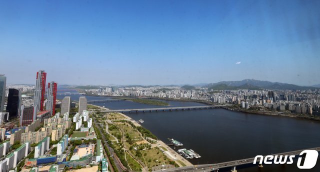 전국이 대체로 맑은 날씨를 보인 25일 오전 서울 서울 영등포구 여의도 63아트에서 바라본 도심 하늘이 파랗다. 2021.4.25/뉴스1 © News1