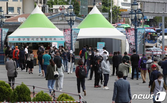 26일 오전 서울 중구 봉래동 서울역 광장에 마련된 코로나19 중구 임시선별검사소를 찾은 시민들이 줄지어 검체 검사 차례를 기다리고 있다. 2021.4.26/뉴스1 © News1