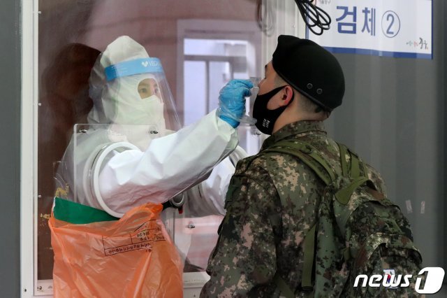 코로나19 진단 검사를 받고 있는 군 장병. 2021.2.24/뉴스1 © News1