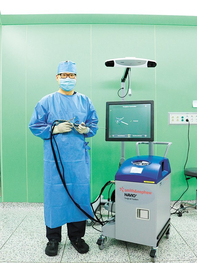 주안나누리병원 김형진 관절센터 부원장이 인공관절 수술용 로봇 '나비오'를 설명하고 있다.