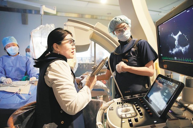 박성미 교수가 경피적대동맥판막치환술(TAVI) 시술 중 경식도초음파를 시행하고 있다. 고려대 안암병원 제공