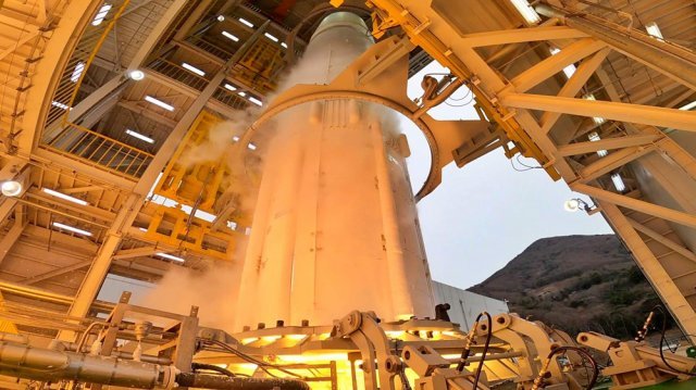 2월 25일 한국형발사체 누리호의 1단 인증모델은 101초간 엔진에 불을 붙이는 종합연소시험을 성공적으로 진행했다. 한국항공우주연구원 제공
