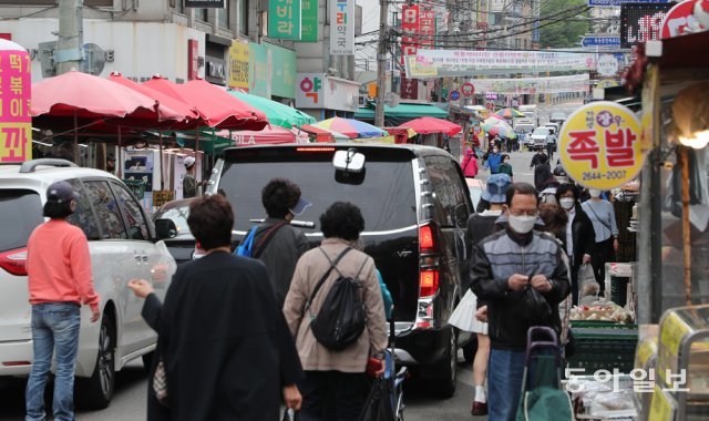 23일 서울 양천구의 한 전통시장에서 시장 방문객들이 차량과 뒤섞여 좁은 도로를 위태롭게 지나고 있다. 교통사고 사망자 수를 줄이기 위해 보행자 교통안전 강화가 시급 하다는 지적이 나온다. 홍진환 기자  jean@donga.com