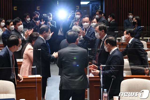 4.7 재보궐선거를 마지막으로 퇴임하는 김종인 전 국민의힘 비상대책위원장이 8일 오전 서울 여의도 국회에서 열린 의원총회 참석을 마지막으로 국회를 나서고 있다. 2021.4.8/뉴스1 © News1