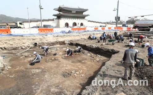 서울시가 지난 3월 19일 실시한 발굴조사에서 삼군부와 사헌부(司憲府), 병조(兵曹), 공조(工曹) 등 조선시대 주요 관청 터가 배수로와 함께 확인됐다.　신원건 기자　laputa@donga.com