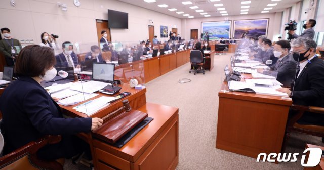 27일 오전 서울 여의도 국회에서 열린 제386회 국회(임시회) 국토교통위 전체회의에서 진선미 위원장이 노형욱 국토교통부장관 후보자 인사청문회 실시계획의 건을 상정하고 있다. 2021.4.27/뉴스1 © News1