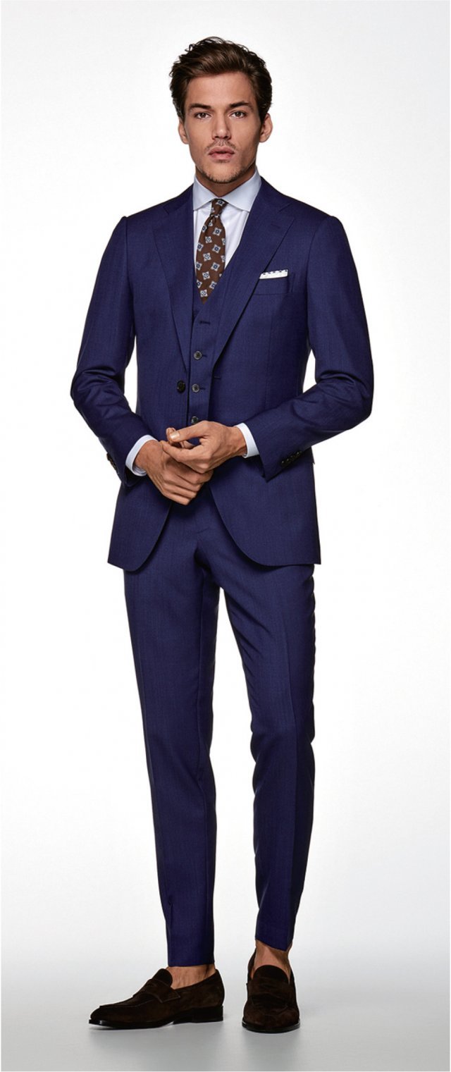 평직으로 성기게 짠 이태리 울 100% 원단을 사용한 트로피컬 수트(Tropical Suit). 덥고 습한 여름에 시원하게 입을 수 있다. 69만9000원.