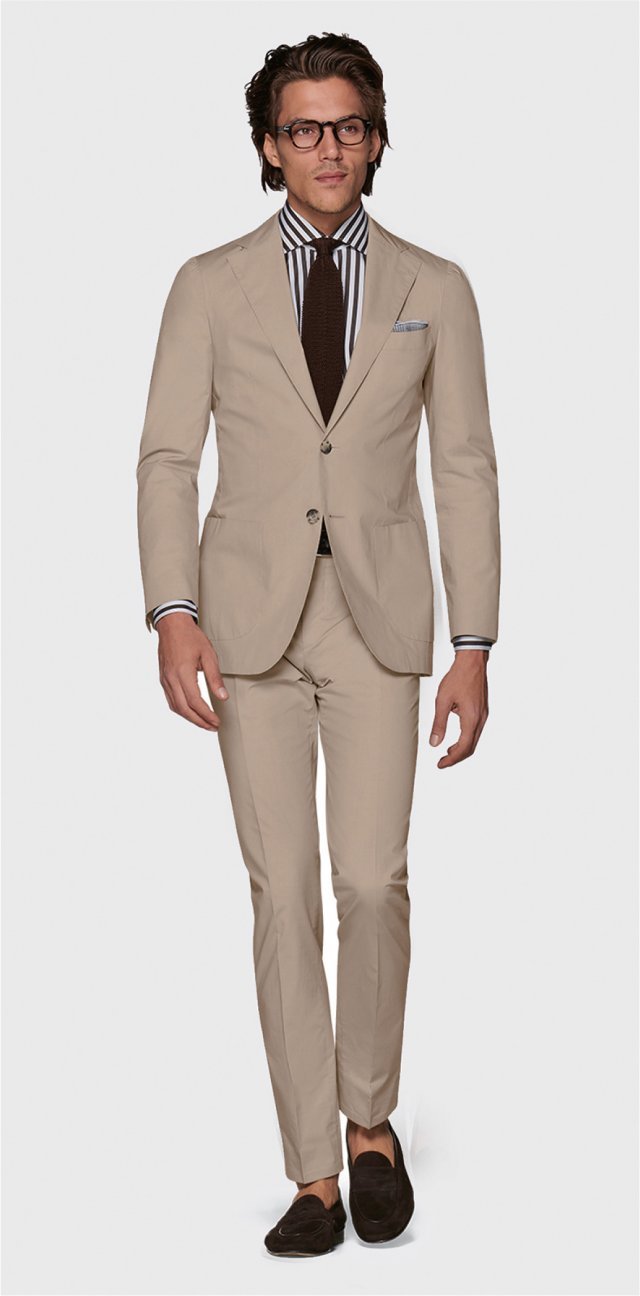 건조하고 시원한 촉감의 페이퍼 터치 수트(Paper Touch Suit)는 코튼 소재를 사용하고 부자재를 최소화해 착용감이 가볍고 실루엣이 자연스럽다. 고급스러운 분위기로 야외 결혼식이나 웨딩 촬영에 입기 좋다. 59만9000원.