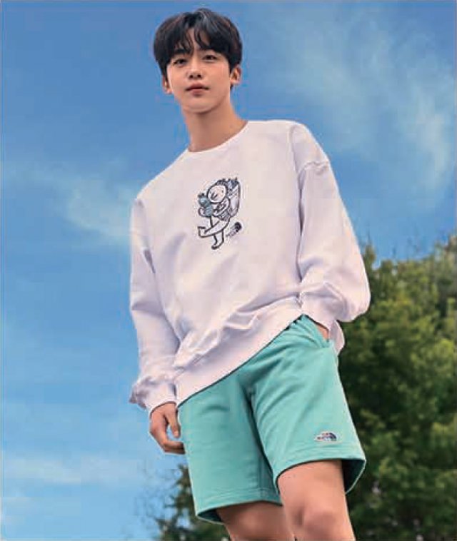 ‘노스페이스 K-에코 삼다수 컬렉션’의 스웨트셔츠를 입은 노스페이스 홍보대사 김요한.
