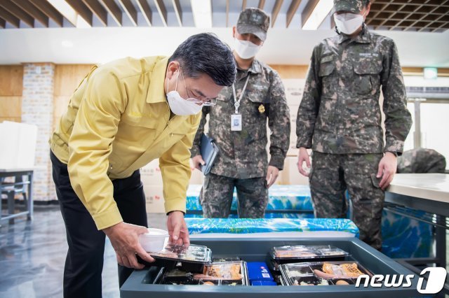 서욱 국방부 장관이 24일 오전 해군2함대사령부를 방문해 코로나19 4차 유행 차단을 위한 방역태세와 필수적·예방적 차원에서 격리된 장병들을 위한 시설, 급식 지원 등을 점검하고 있다. (국방부 제공)