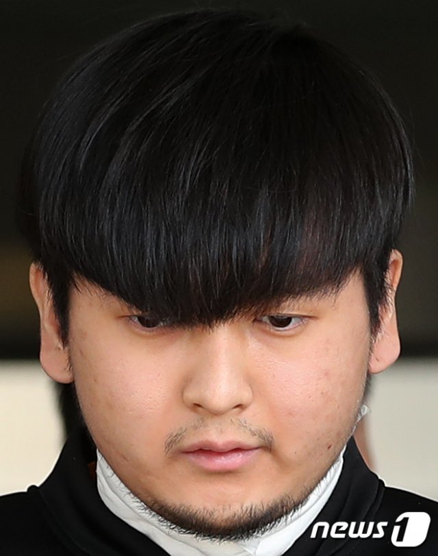 ‘노원구 세 모녀’를 잔혹하게 연쇄 살해한 피의자 김태현(25)이 9일 오전 서울 도봉경찰서 유치장에서 검찰로 송치되고 있다. 2021.4.9/뉴스1