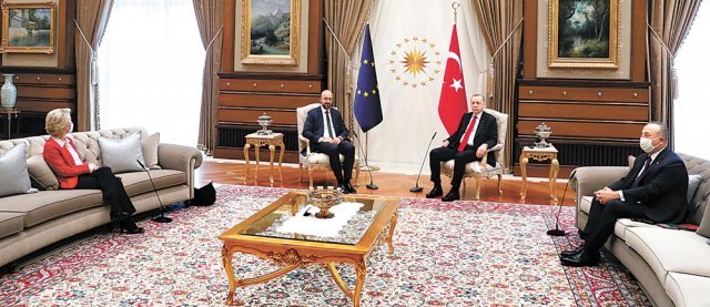 터키대통령-EU의장만 마주앉고… 여성 EU집행위원장은 따로 6일(현지 시간) 터키 앙카라에서 열린 터키와 
유럽연합(EU)의 정상회담에서 우르줄라 폰데어라이엔 EU 집행위원장, 샤를 미셸 EU 정상회의 상임의장, 레제프 타이이프 에르도안
 터키 대통령, 메블뤼트 차우쇼을루 터키 외교장관(왼쪽부터)이 앉아 있다. 의전상 정상급 대우를 받아야 하는 폰데어라이엔 위원장이
 에르도안 대통령 바로 옆에 앉아야 하는데도 장관의 맞은편에 있는 소파에 앉았다는 이유로 ‘소파게이트’라 불린다. EU 제공