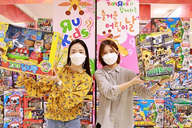 어린이날을 맞아 롯데마트 서울역점에서 인기 완구를 선보이는 모습.