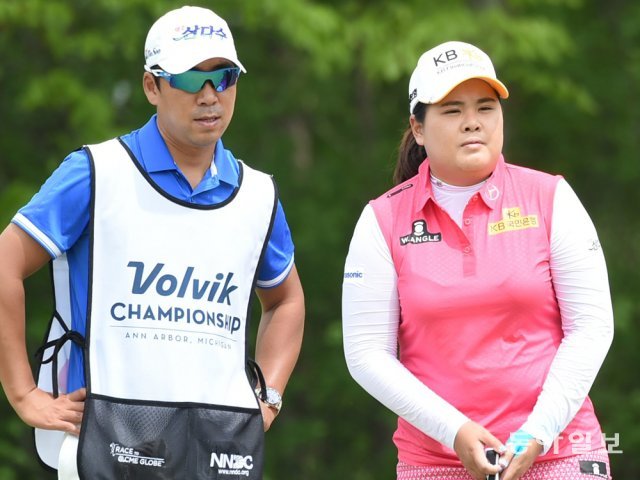 박인비(오른쪽)가 29일부터 싱가포르에서 열리는 미국여자프로골프(LPGA)투어 HSBC 월드 챔피언십에서 남편인 남기협 씨와 선수와 캐디로 호흡을 맞춘다. 동아일보DB
