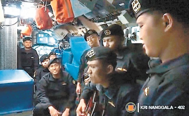 인도네시아의 침몰 잠수함 낭갈라함 승조원들이 사고 몇 주 전 ‘안녕’을 뜻하는 ‘삼파이 줌파’라는 노래를 부르는 모습이 26일 공개됐다. 인도네시아 군 영상 캡처