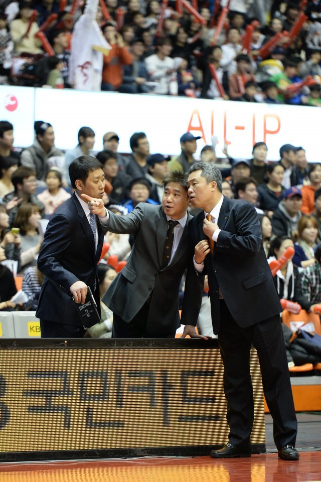 KT 코칭스태프로 벤치에서 얘기를 나누고 있는 전창진(오른쪽), 김승기(가운데) 감독. 왼쪽은 손규완 코치. KBL 제공