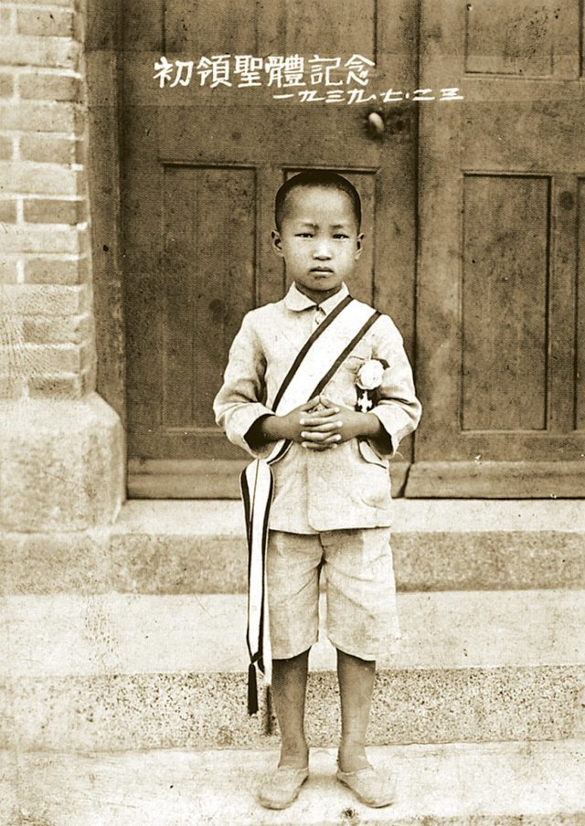 1939년 7월 서울 명동성당에서 첫영성체를 받고 본당 문 앞에서 포즈를 취한 8세의 정진석 추기경. 한국교회사연구소 제공