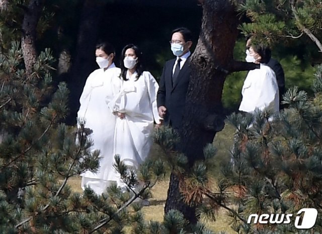 고(故) 이건희 삼성그룹 회장의 영결식이 엄수된 28일 오후 경기도 수원시 소재 삼성가 선산에서 (왼쪽부터) 이서현 삼성복지재단 이사장, 이부진 호텔신라 대표, 이재용 삼성전자 부회장, 홍라희 전 리움미술관장이 장지로 향하고 있다. 2020.10.28/뉴스1 © News1