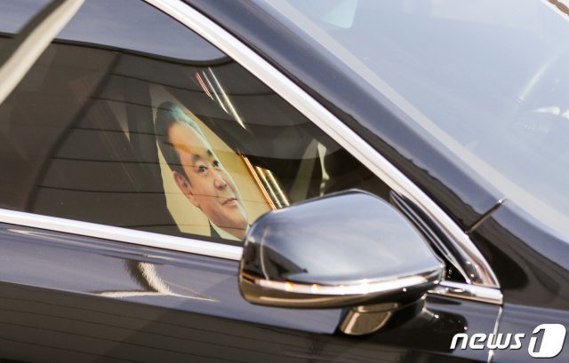 고(故) 이건희 삼성그룹 회장의 운구차량이 28일 경기도 화성사업장에서 직원들과 마지막 인사를 하고 있다. 이날 영결식에는 홍라희 전 리움미술관장과 이재용 삼성전자 부회장, 이부진 호텔신라 사장, 이서현 삼성복지재단 이사장 등 유족이 참석했다. 2020.10.28/뉴스1 © News1