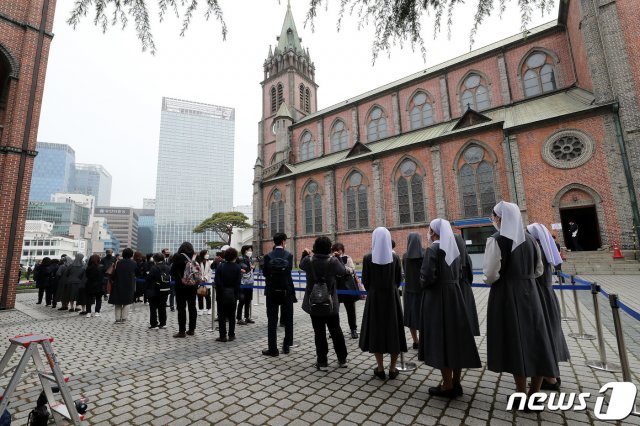 28일 오전 故 정진석 추기경 빈소가 마련된 서울 중구 명동성당에서 추모객들이 위령미사에 참석하기 위해 줄을 서서 기다리고 있다 . 2021.4.28/뉴스1 © News1