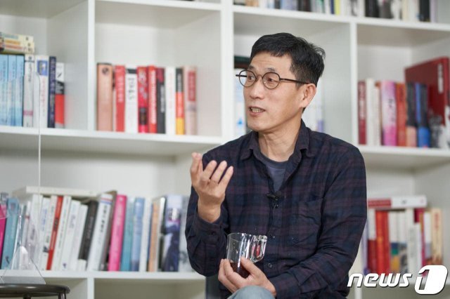 진중권 전 동양대 교수가 지난 1월 18일 금태섭의 ‘찐 토크’에서 금 전 의원과 대담을 나누고 있다. (금태섭블로그 제공) © News1