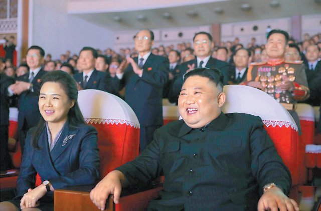 2월 16일 김정일 생일 기념공연을 관람하는 도중 김정은과 이설주가 공연을 보고 만족한 듯 활짝 웃고 있다. 사진 출처 노동신문