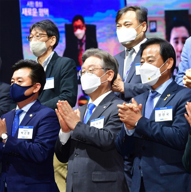 이재명 경기도지사(앞줄 가운데)가 28일 경기 고양시 킨텍스에서 열린 ‘2021 대한민국 기본소득 박람회’ 개막식에서 참석자들과 기념촬영을 하고 있다. 고양=뉴시스