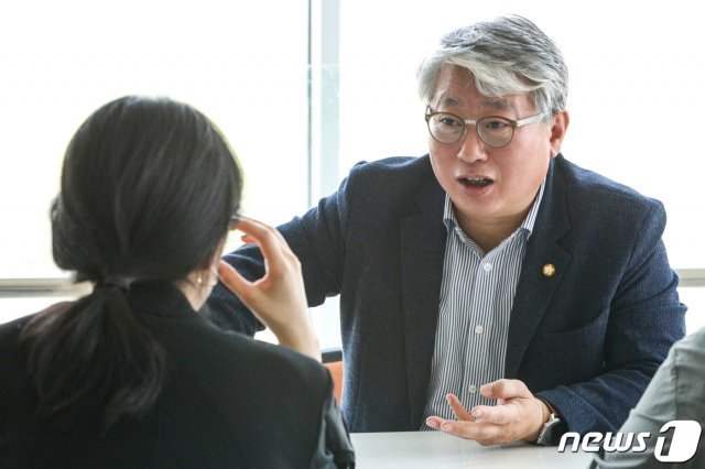 지난해 5월 28일 뉴스1과 인터뷰를 하고 있는 조응천 더불어민주당 의원. © News1