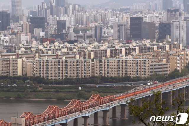 서울 강남구 압구정동 일대 아파트 단지 모습. 2021.4.27/뉴스1 © News1