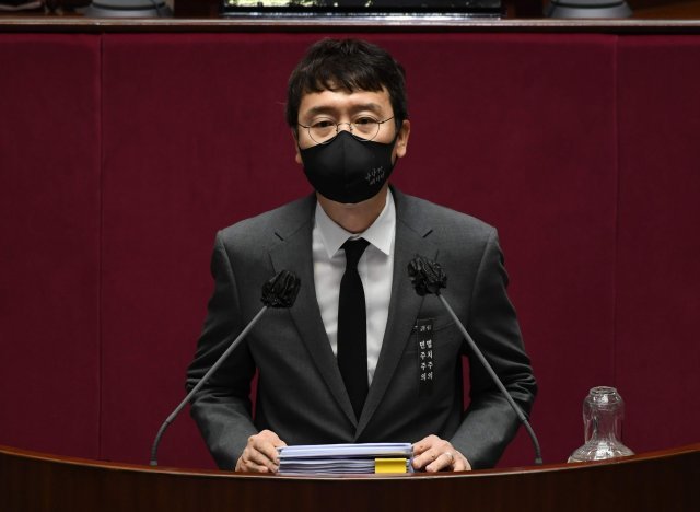 국민의힘 김웅 의원이 지난해 12월 국회에서 열린 본회의에서 국정원법 개정안에 대한 무제한 토론(필리버스터)을 하고 있다. 사진공동취재단