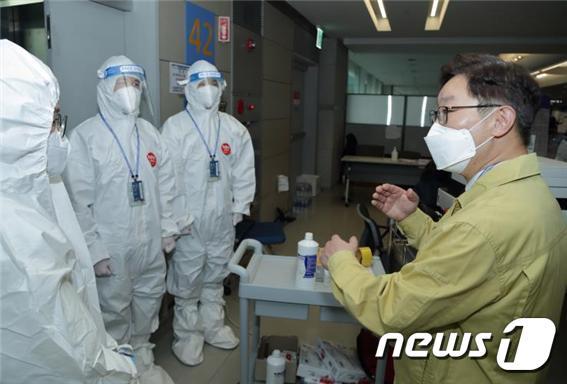 박범계 법무부장관이 지난 2월 인천공항을 찾아 지원 나온 검역직원들을 격려하고 있다(법무부 제공)© 뉴스1