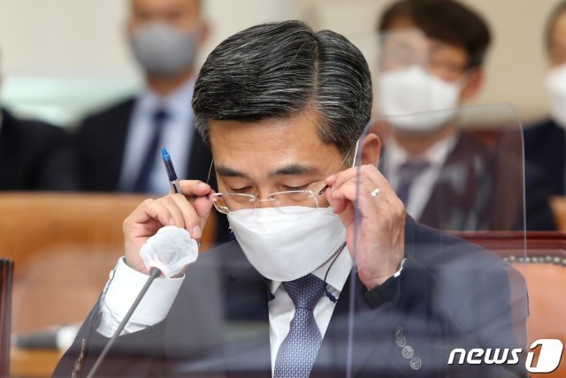 서욱 국방부 장관이 28일 국회 국방위원회 전체회의에서 의원들의 질문을 들으며 안경을 고쳐쓰고 있다. 2021.4.28/뉴스1 © News1