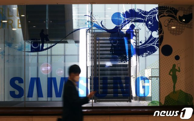삼성전자가 연결재무제표 기준으로 2021년 1분기 매출액이 65조3885억원으로 전년 동기 대비 18.19% 증가했다고 29일 공시했다.  사진은 이날 서울 서초구 삼성전자 사옥의 모습. 2021.4.29 © News1