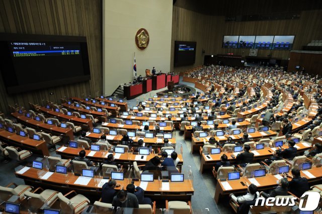 29일 오후 서울 여의도 국회 본회의장에서 열린 제386회 국회(임시회) 제4차 본회의에서 천대엽 대법관 후보자에 대한 임명동의안이 가결되고 있다. 2021.4.29/뉴스1 © News1