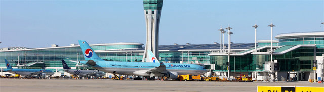 인천국제공항 제2여객터미널 계류장에 각종 항공기가 서 있다. 인천공항공사는 2024년까지 2터미널을 확장하고 제4활주로를 조성하는 4단계 사업을 진행 중이다. 인천국제공항공사