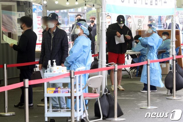 28일 서울 중구 서울역광장에 마련된 신종 코로나바이러스 감염증(코로나19) 임시선별진료소에서 시민들이 검사를 기다리고 있다. /뉴스1 © News1