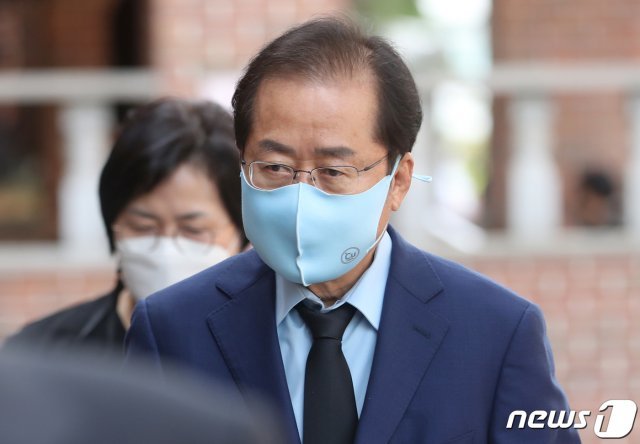 홍준표 무소속 의원이 29일 오후 서울 명동성당에 마련된 고(故) 정진석 추기경의 빈소 조문을 위해 이동하고 있다. 2021.4.29/뉴스1 © News1