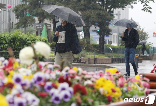 전국적으로 비가 내리는 9일 서울 종로구 광화문광장 일대에서 우산을 쓴 시민들이 걸음을 재촉하고 있다. 2020.5.9/뉴스1 © News1