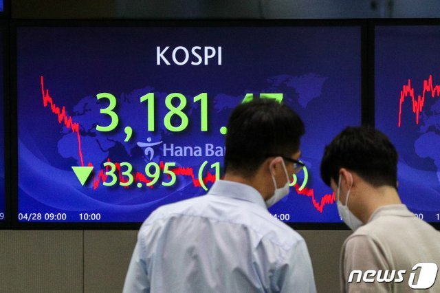 지난 28일 오후 서울 중구 하나은행 딜링룸에서 직원들이 업무를 보고 있다. 2021.4.28/뉴스1