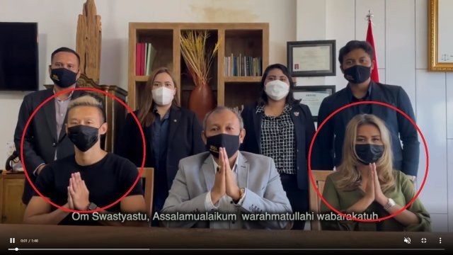 변호사(가운데)와 함께 공식 사과 영상을 올린 조쉬(왼쪽)와 레아(오른쪽). 인스타그램 갈무리
